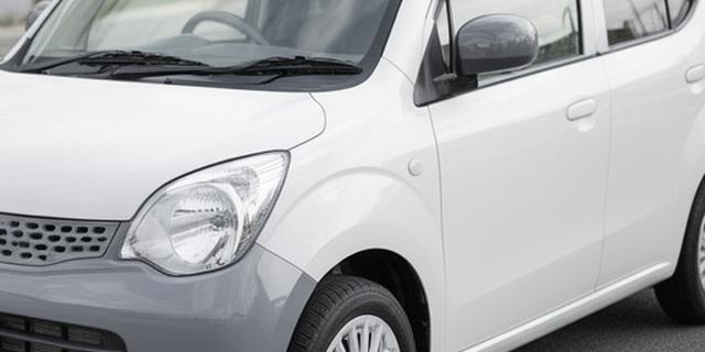 Coche compacto de uso diario estacionado, con brillo impecable tras mantenimiento regular