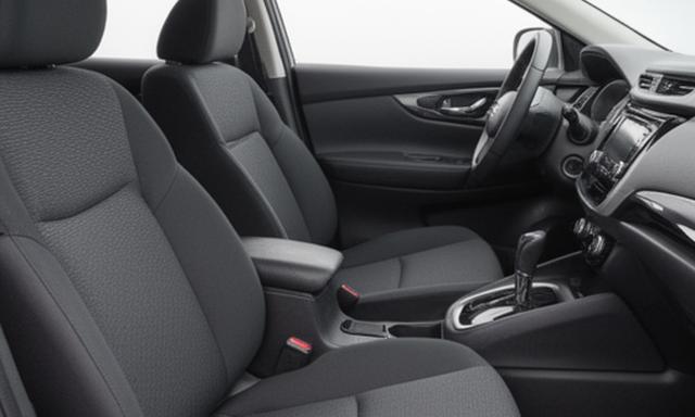 Interior de coche con tapicer&iacute;a textil impecable tras limpieza profunda, salpicadero reluciente y cristales transparentes
